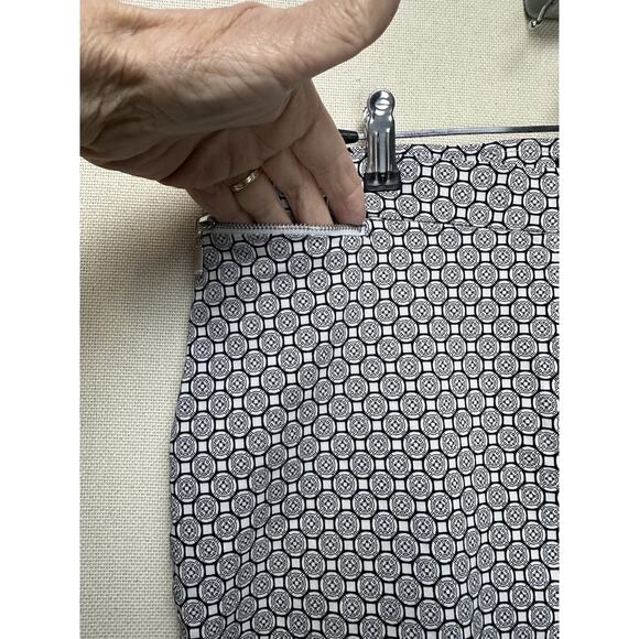 ROZ & ALI BLACK WHITE CAPRI STRETCH PANTS SIZE 16 W/ Zip Front Pockets - Picture 5 of 14